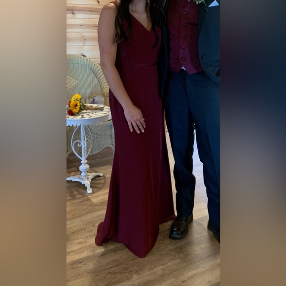 Christina wu burgundy dress size 8, only worn once and dry cleaned - Picture 3 of 3